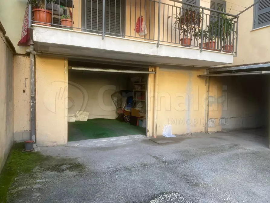 Immagine 5 di Garage in vendita  a Giugliano In Campania