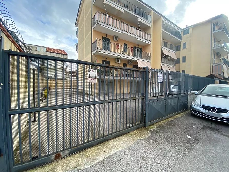 Immagine 1 di Garage in vendita  a Giugliano In Campania