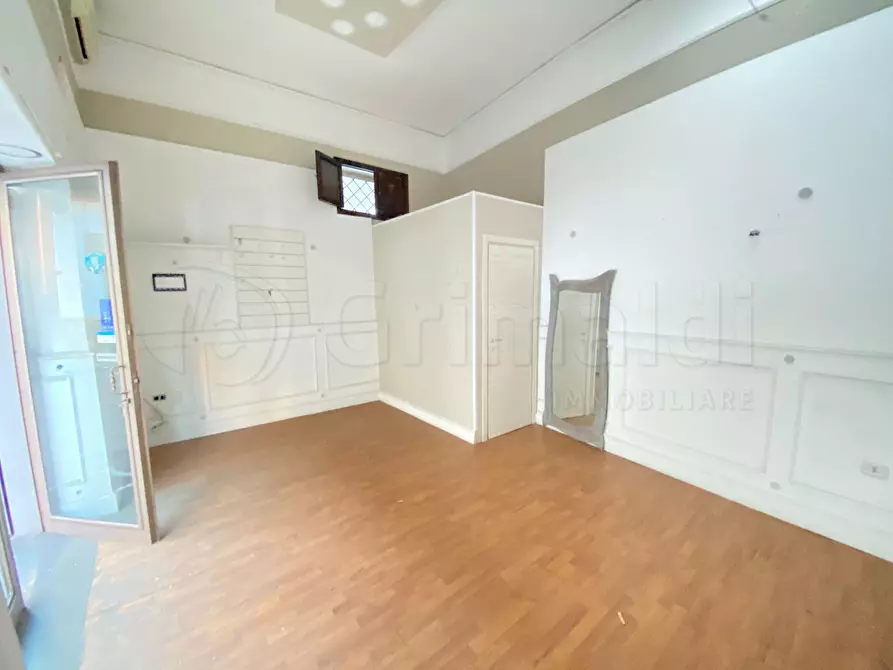 Immagine 3 di Locale commerciale in affitto  a Giugliano In Campania