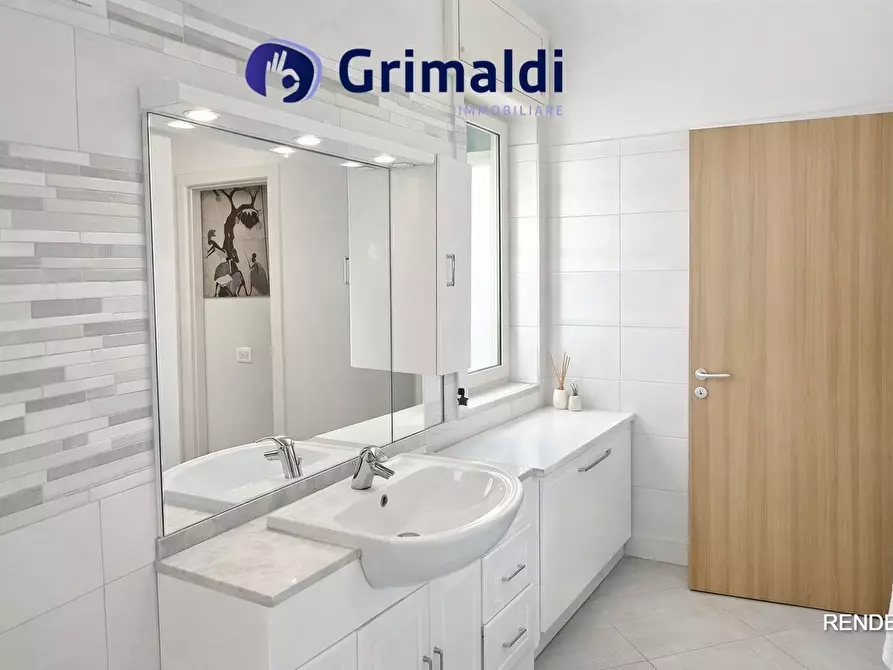 Immagine 4 di Trilocale in vendita  in Via Diomede Carafa 34 a Napoli