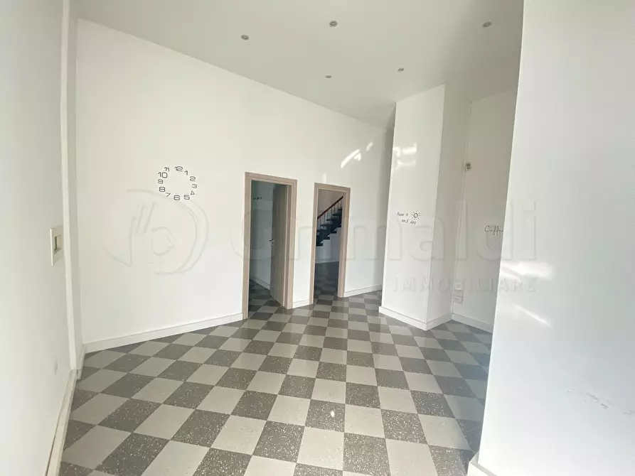 Immagine 7 di Locale commerciale in vendita  a Giugliano In Campania