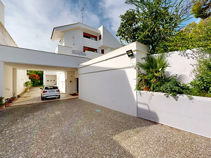 Immagine 36 di Villa in vendita  in Via Venosa 5 a Lecce