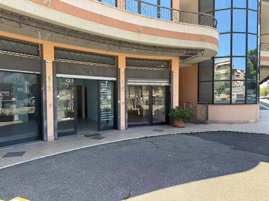 Immagine 7 di Attività commerciale in affitto  in Via Aldo Moro 98 a Aprilia