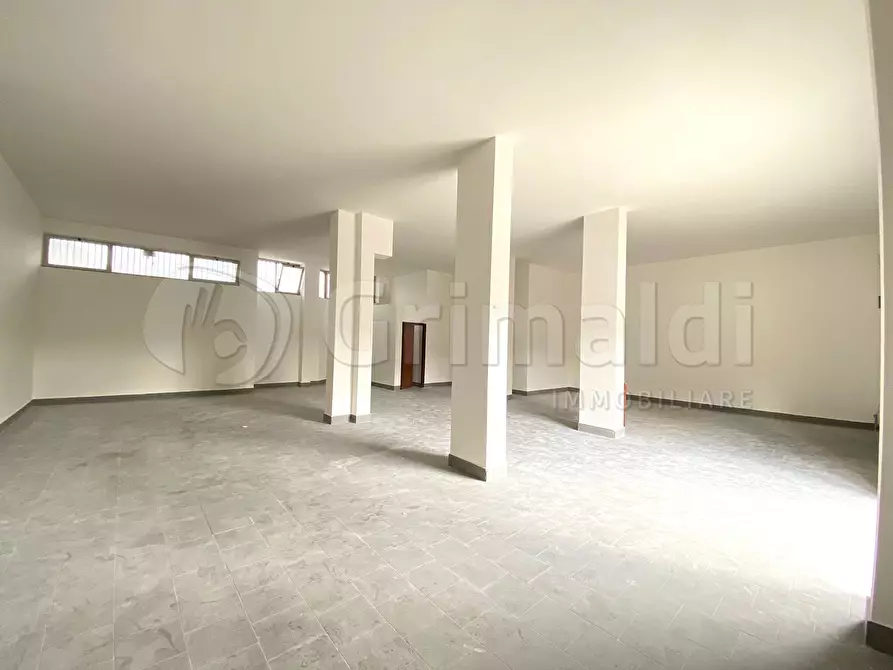 Immagine 4 di Locale commerciale in affitto  a Giugliano In Campania