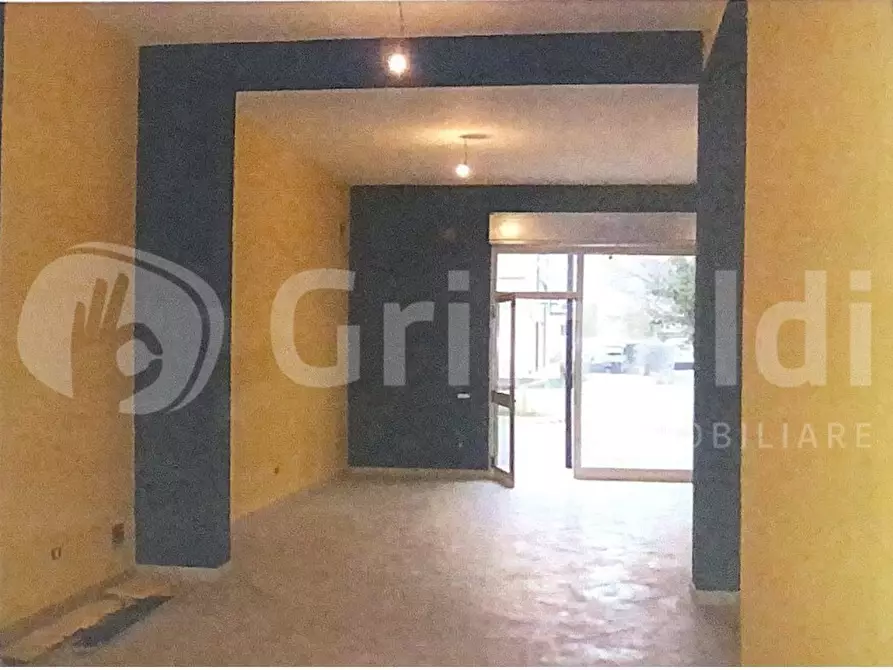 Immagine 3 di Locale commerciale in affitto  in Corso Trieste 86/bis a Telese Terme