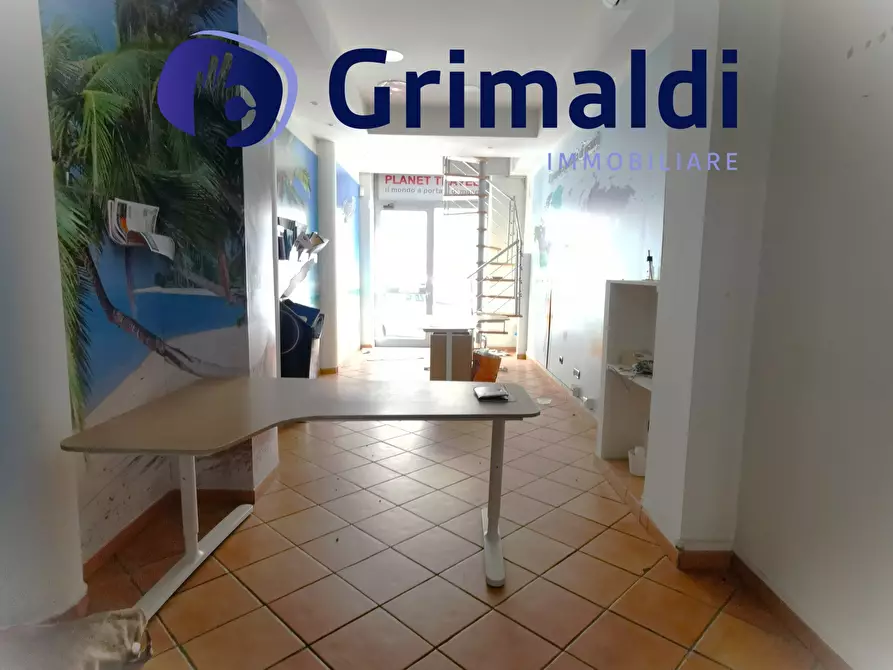 Immagine 10 di Locale commerciale in affitto  a Napoli