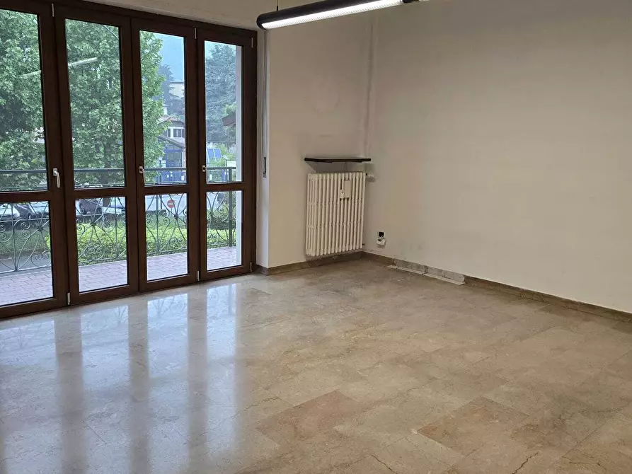 Immagine 8 di Trilocale in vendita  in Via Giacomo Leopardi 16 a Erba