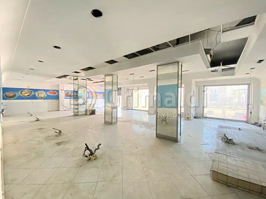 Immagine 2 di Locale commerciale in affitto  a Giugliano In Campania