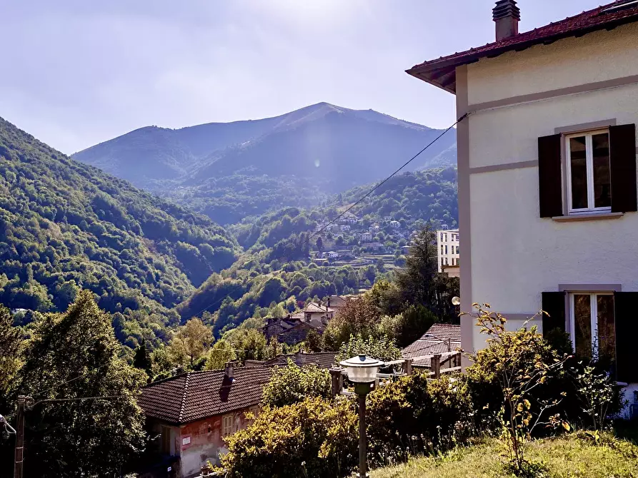 Immagine 1 di Villa in vendita  a Dizzasco