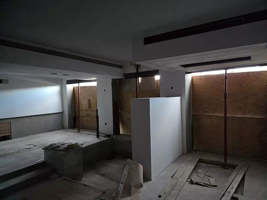 Immagine 8 di Locale commerciale in vendita  in Via Lago Grande Ganzirri 49 a Messina