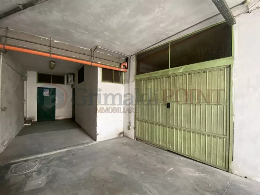Immagine 1 di Garage in vendita  a Giugliano In Campania