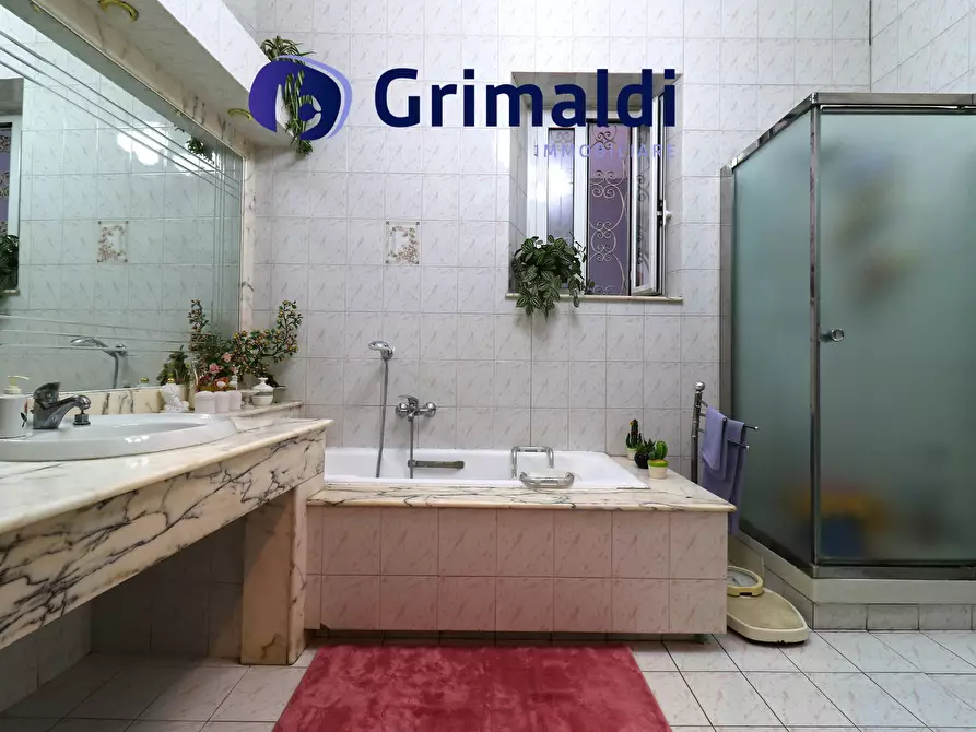 Immagine 6 di Quadrilocale in vendita  in Via Chiatamone a Napoli