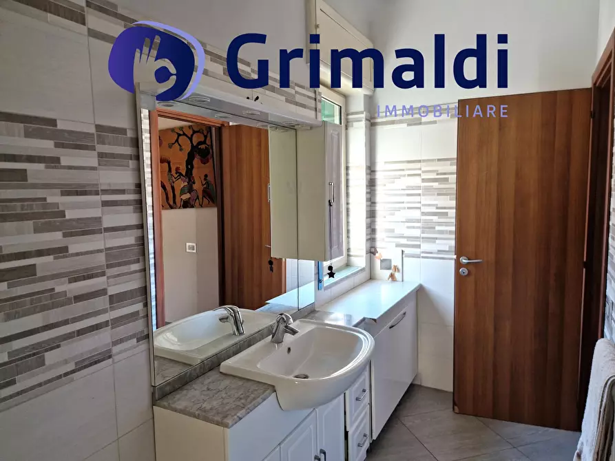 Immagine 16 di Trilocale in vendita  in Via Diomede Carafa 34 a Napoli