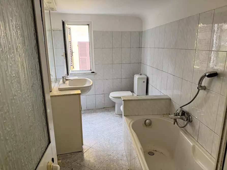 Immagine 5 di Appartamento in vendita  in Viale Giuseppe Mazzini a Sarzana