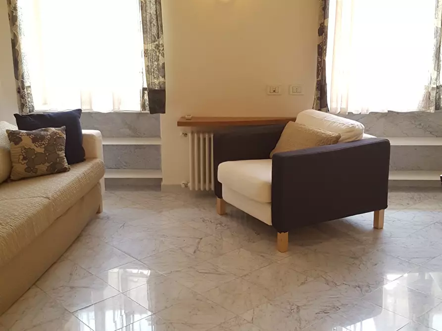 Immagine 15 di Trilocale in affitto  a Sarzana