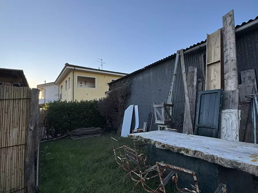 Immagine 24 di Laboratorio in vendita  a Pietrasanta