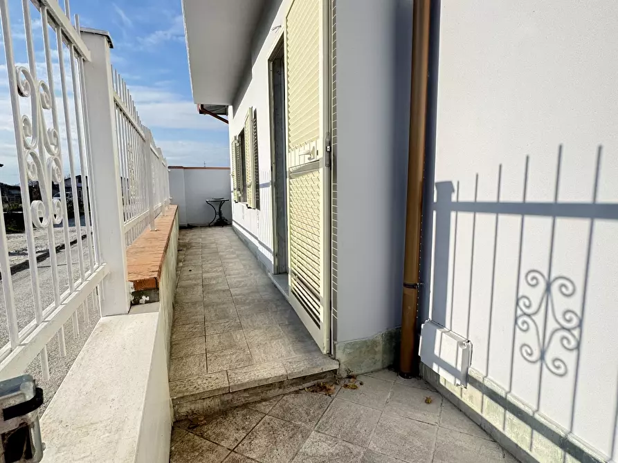 Immagine 2 di Villa in vendita  a Massa