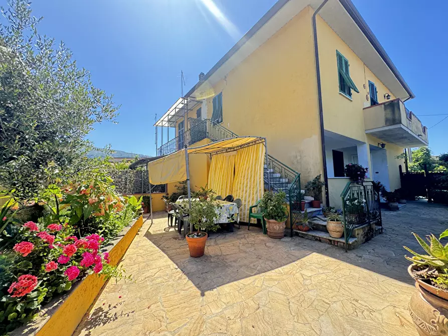 Immagine 2 di Porzione di casa in vendita  a Massa