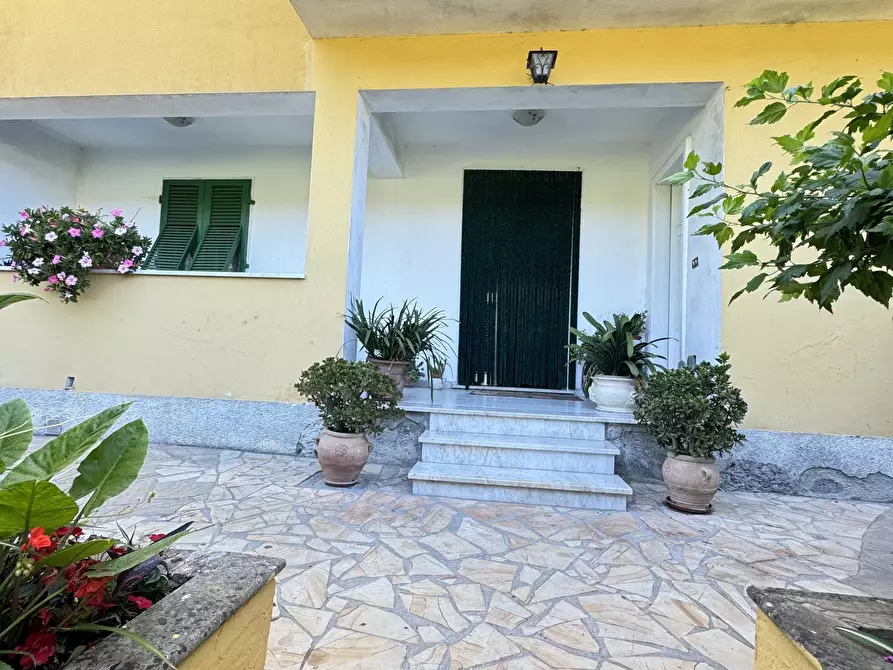 Immagine 58 di Porzione di casa in vendita  a Massa