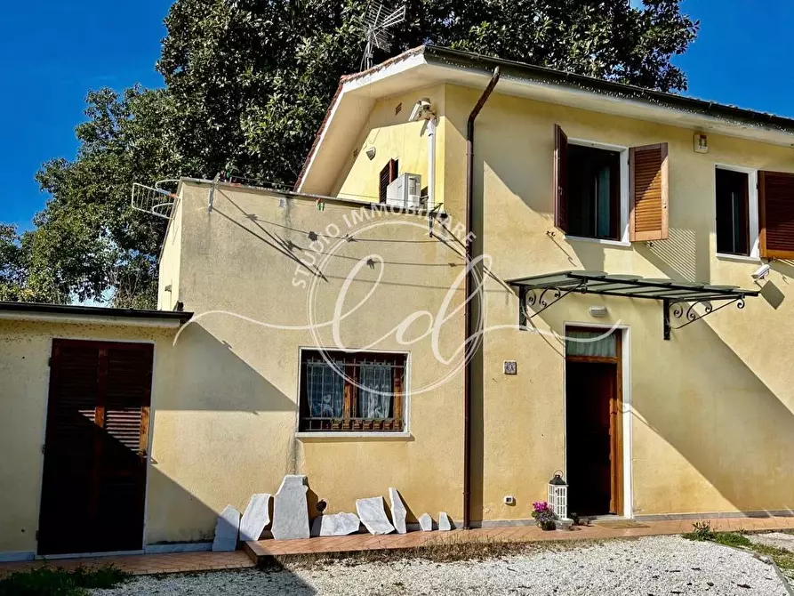 Immagine 1 di Porzione di casa in vendita  a Pietrasanta