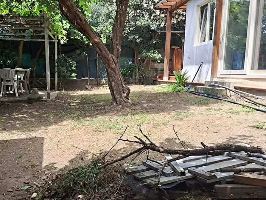 Immagine 2 di Porzione di casa in vendita  a Massa