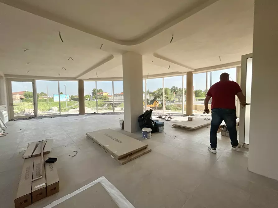 Immagine 6 di Showroom in affitto  a Pietrasanta