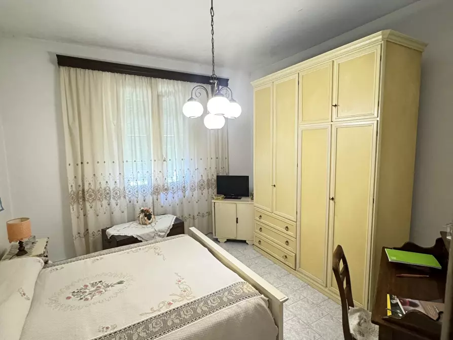 Immagine 52 di Porzione di casa in vendita  a Massa