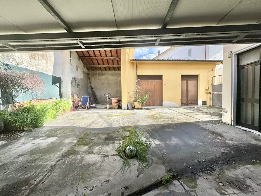 Immagine 37 di Porzione di casa in vendita  a Massa