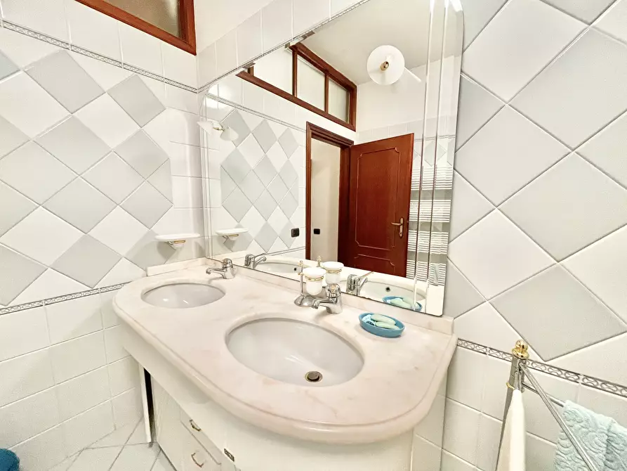 Immagine 37 di Quadrilocale in vendita  a Seravezza