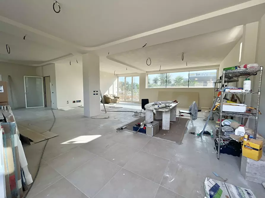 Immagine 7 di Showroom in affitto  a Pietrasanta