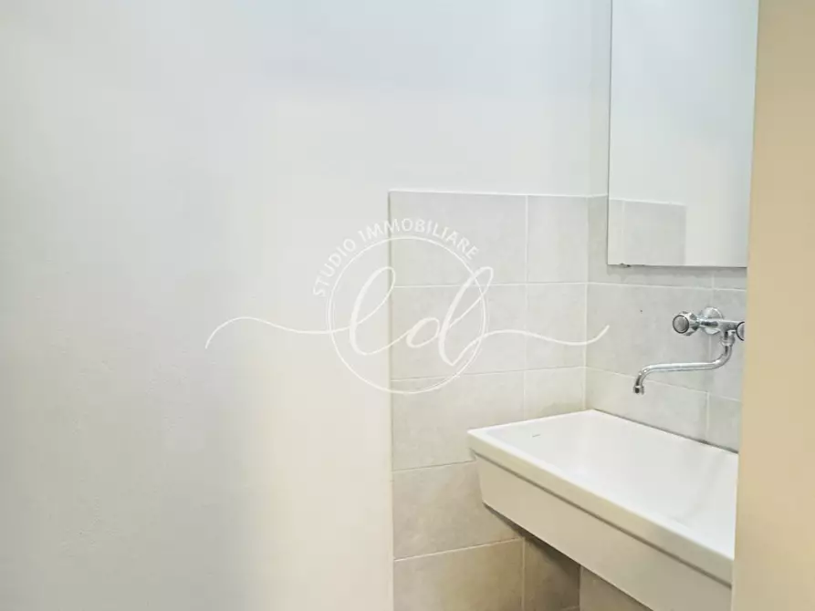 Immagine 11 di Capannone industriale in affitto  a Seravezza