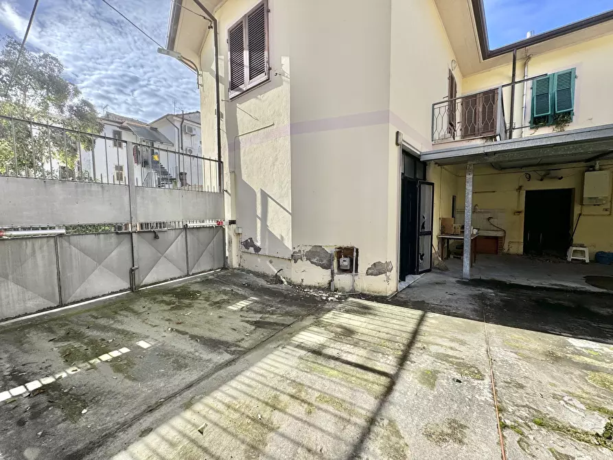 Immagine 43 di Porzione di casa in vendita  a Massa