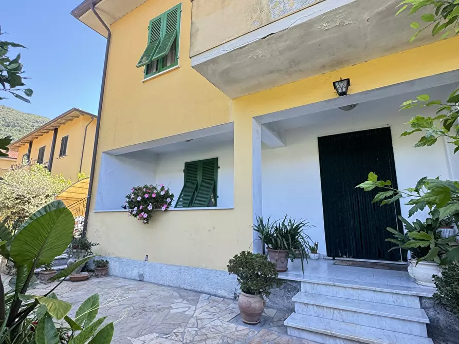 Immagine 65 di Porzione di casa in vendita  a Massa