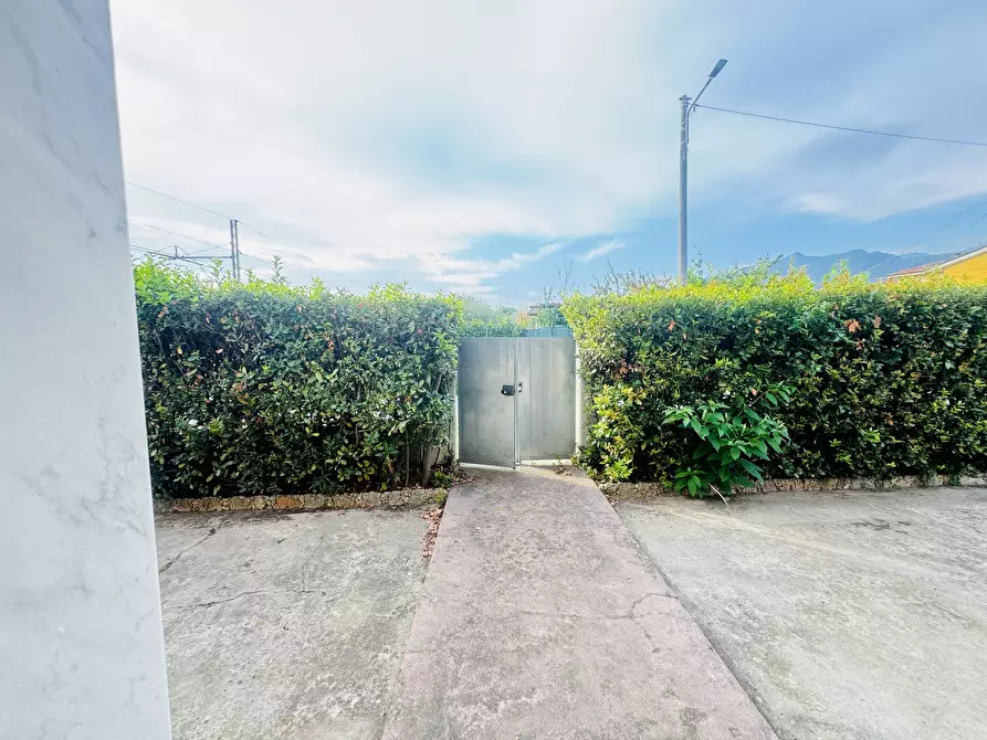 Immagine 2 di Porzione di casa in vendita  a Seravezza