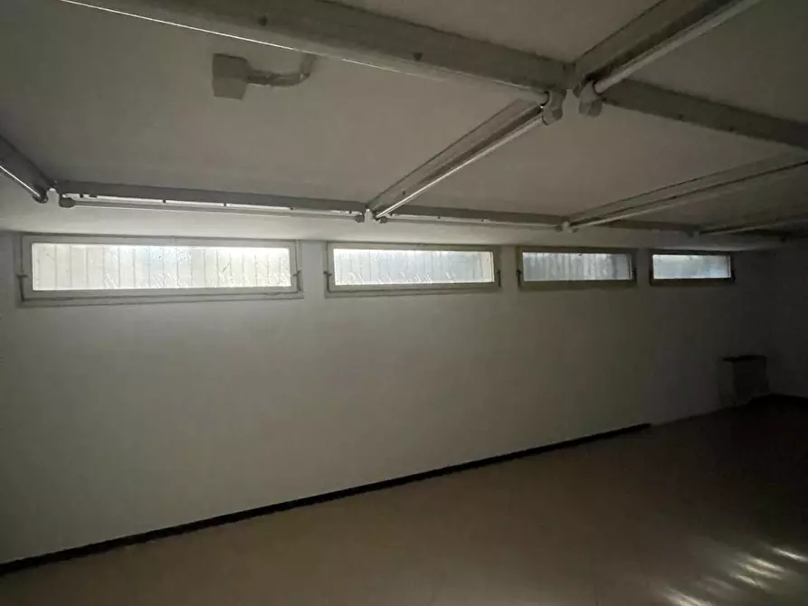 Immagine 14 di Capannone industriale in affitto  a Camaiore