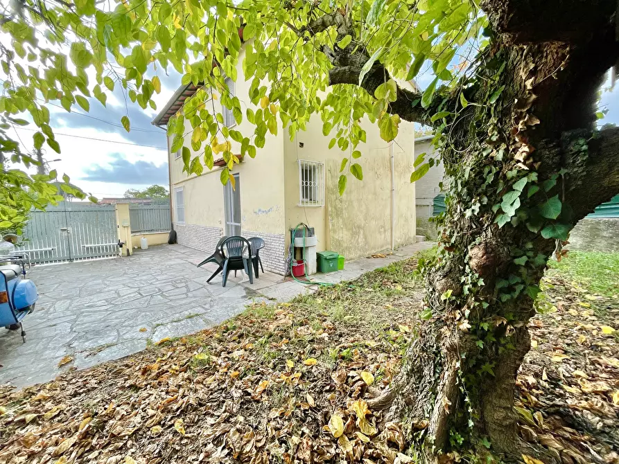 Immagine 40 di Porzione di casa in vendita  a Pietrasanta