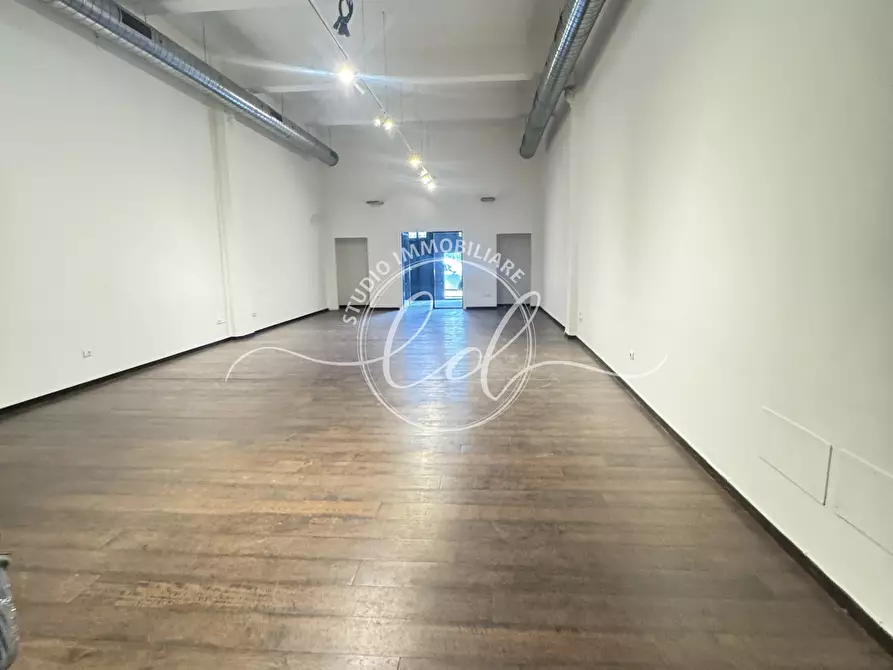 Immagine 3 di Capannone industriale in vendita  a Pietrasanta