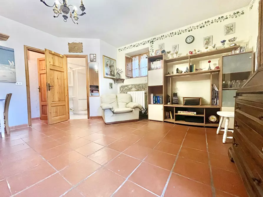 Immagine 60 di Porzione di casa in vendita  a Massarosa