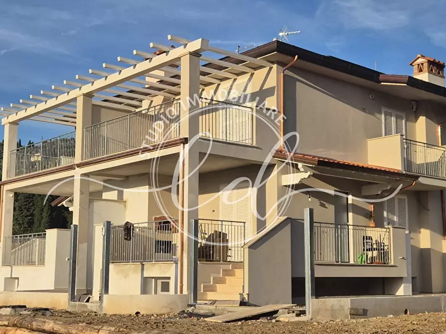 Immagine 3 di Porzione di casa in vendita  a Camaiore