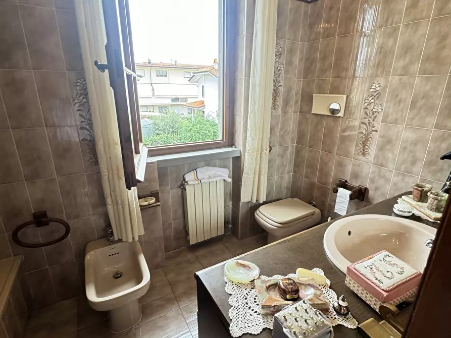 Immagine 48 di Casa indipendente in vendita  a Viareggio