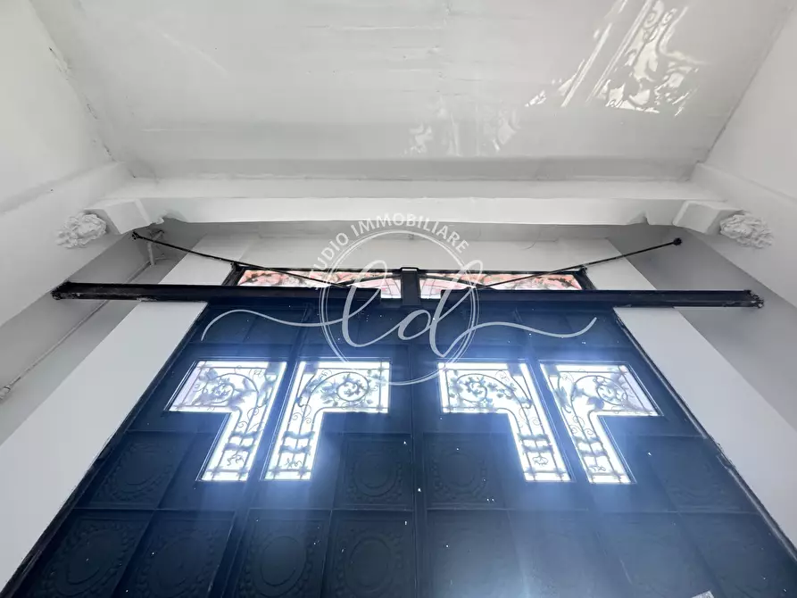 Immagine 2 di Capannone industriale in vendita  a Pietrasanta