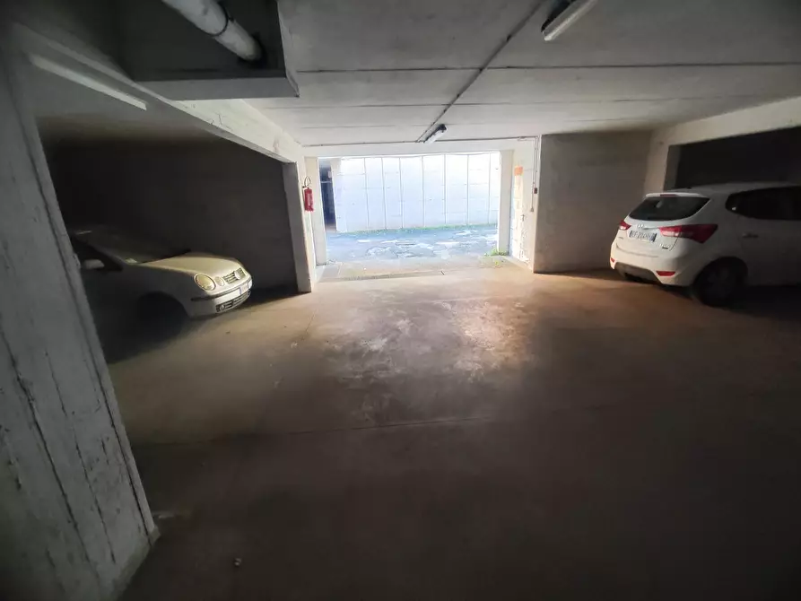 Immagine 4 di Magazzino in vendita  in via imperatore adriano a Tivoli