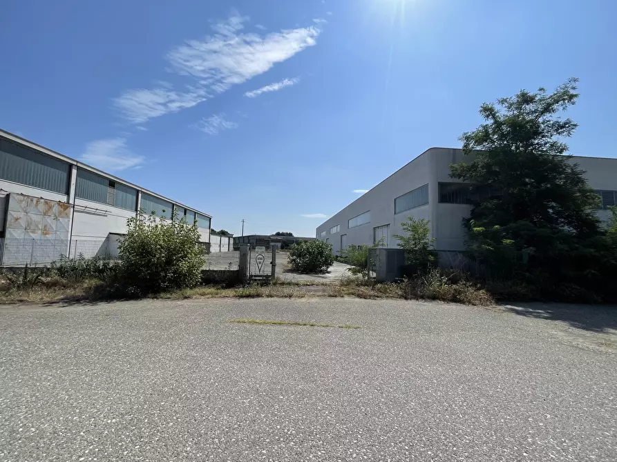 Immagine 13 di Magazzino in vendita  in Via delle Barazzine 9 a Pieve Porto Morone