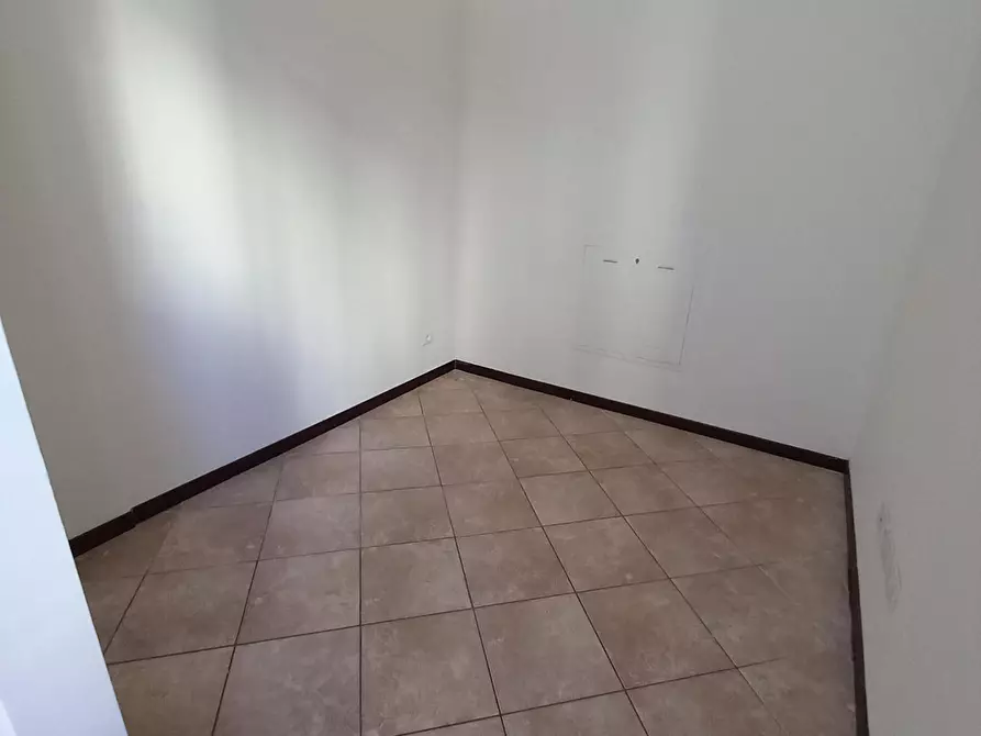 Immagine 9 di Locale commerciale in vendita  in Viale Pavia a Lodi