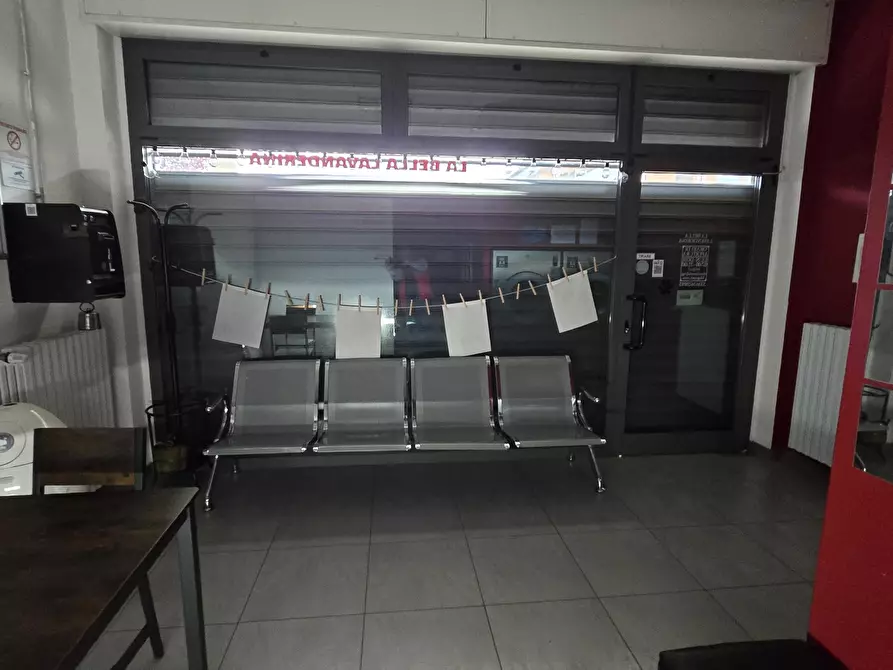 Immagine 7 di Locale commerciale in vendita  a Peschiera Borromeo