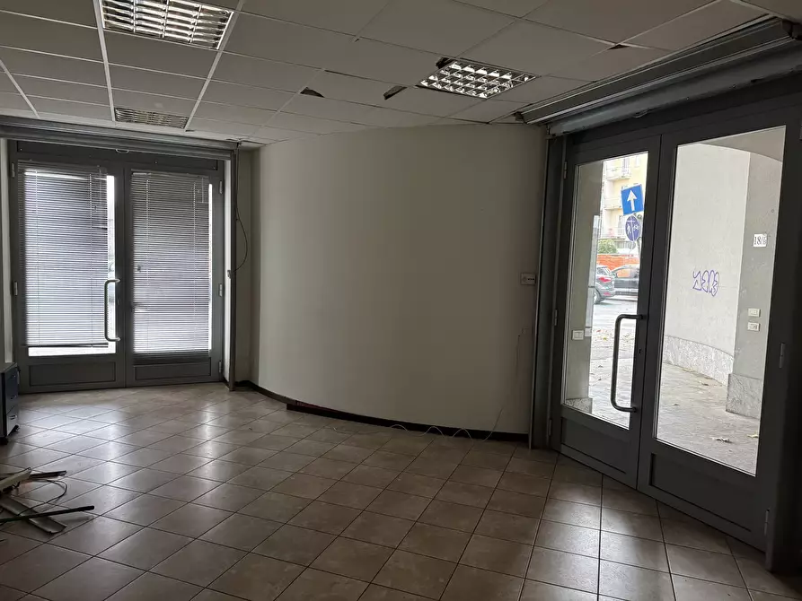 Immagine 15 di Locale commerciale in vendita  in Viale Pavia 18 a Lodi