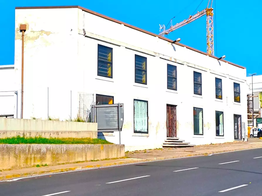 Immagine 2 di Attività commerciale in affitto  a Rovigo