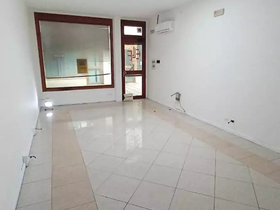 Immagine 1 di Locale commerciale in affitto  a Rovigo