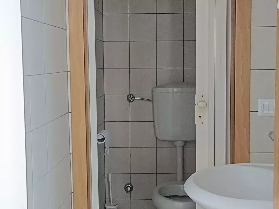 Immagine 4 di Locale commerciale in affitto  in Via dei Bizantini a Lamezia Terme