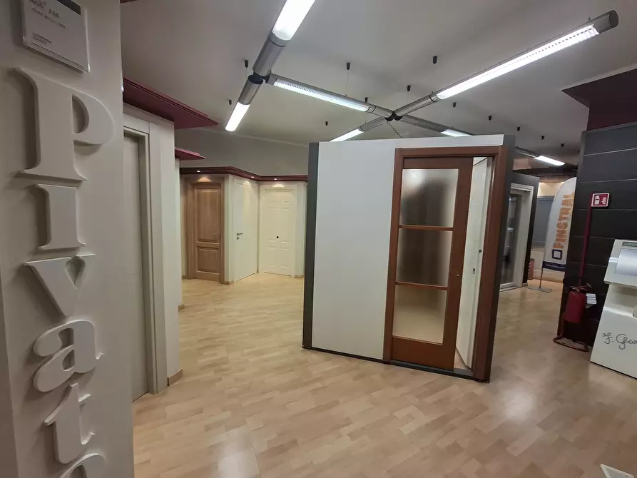 Immagine 45 di Locale commerciale in vendita  a Torino